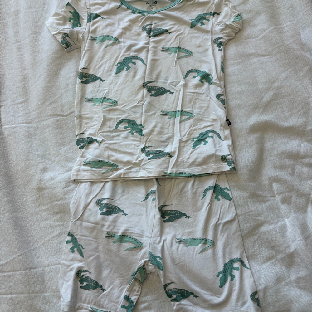 Kyte BABY White Pajama Set with Green Alligator Print